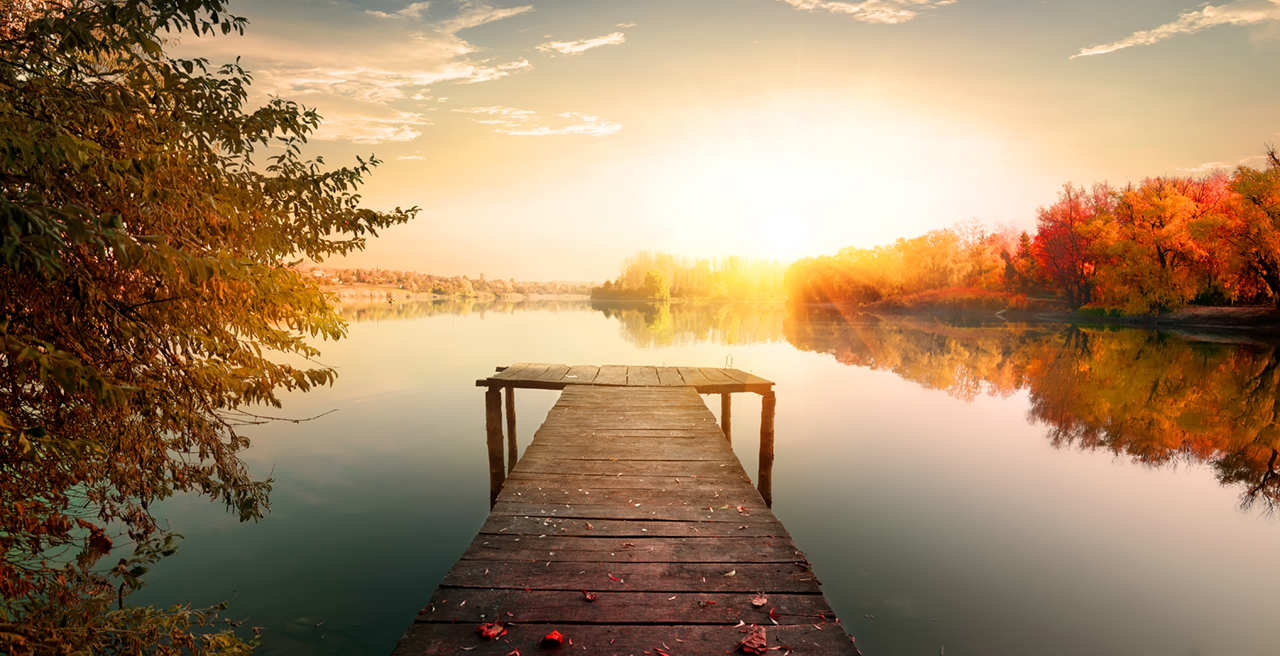 Red-autumn-and-fishing-pier